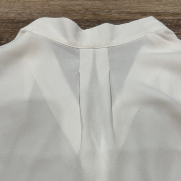 Like New! Babaton White Sleeveless Blouse - Picture 7 of 10